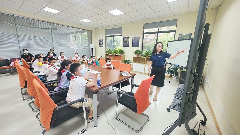 带城小学红领巾假日小队走进依斯倍环保，开展校外实践学习活动