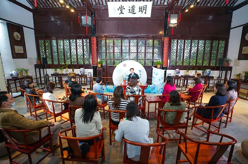 苏州工业园区妇工委副主席何嘉茜、园区各街道妇联主席及园区女企业家公益联盟成员合影